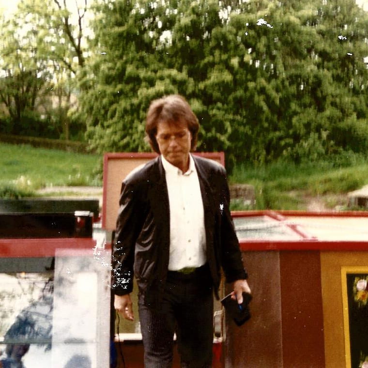 Sir Cliff rides on Apollo